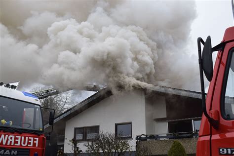 NonstopNews Anbau Mit Gelagertem Holz Steht In Flammen Und Greift