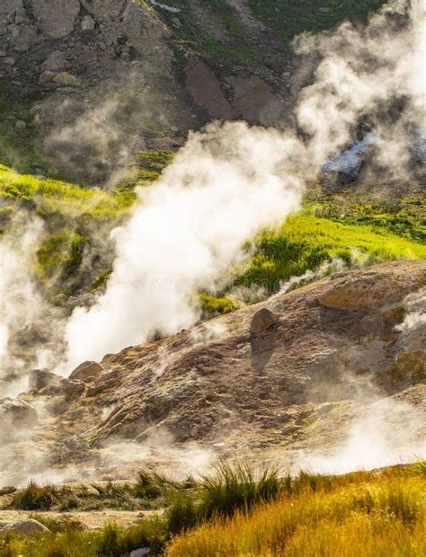 Le Petit Geyser Sur Vall E De Volcan De Vilyuchinsky La Petite Des