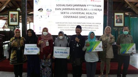 Bupati Demam Serahkan Bantuan Dalam Sosialisasi JK Dan JKK UHC 2023