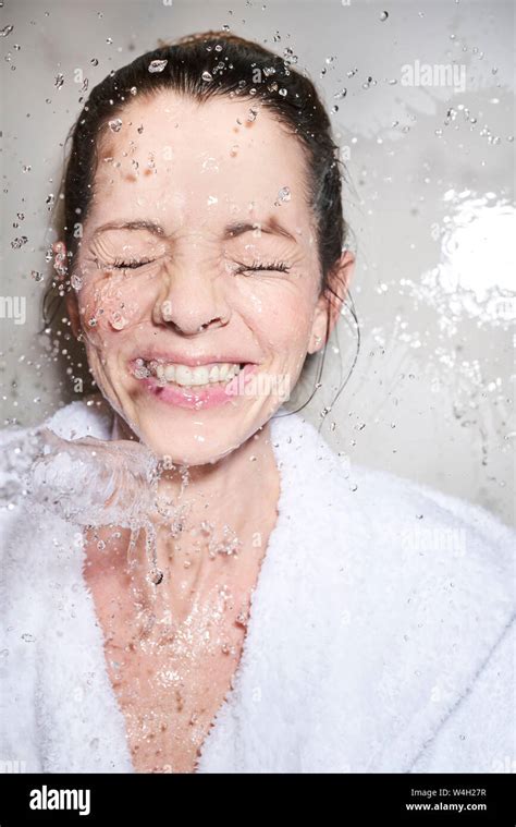 Woman Splashing Her Face With Water Hi Res Stock Photography And Images