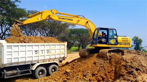 ALAT BERAT EXCAVATOR DUMP TRUCK EXCAVATOR MUAT TANAH KE MOBIL DUMP