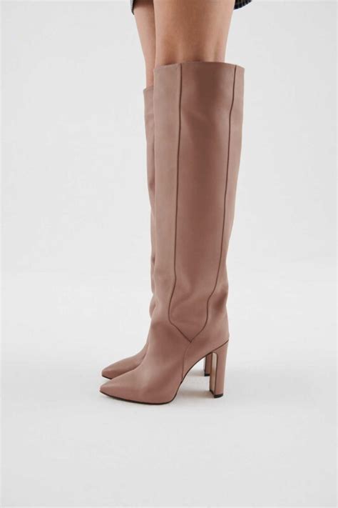 Uzun Çizme Nude Roman