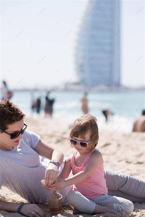 Ibu Dan Anak Perempuan Di Pantai Anak Anak Luar Ruangan Foto Latar