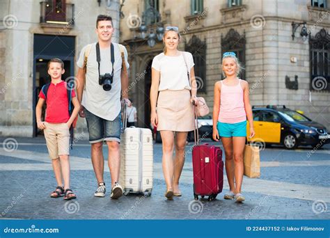 Familia Viajera De Cuatro Paseos Con Equipaje Por La Calle Europea De