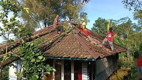 Tiga Rumah Di Puncak Bogor Rusak Diterjang Hujan Lebat Dan Angin