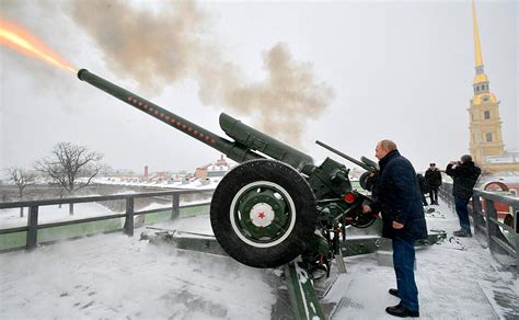 Por qué se dispara un cañón en San Petersburgo todos los días a las 12