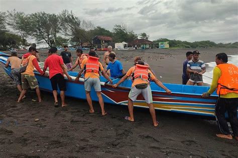 Perahu Nelayan Kulonprogo Terbalik Diterjang Gelombang Saat Melaut Di