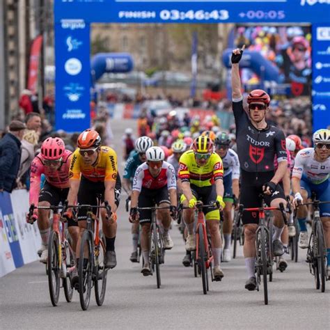 Alberto Dainese Devance Marijn Van Den Berg Au Sprint Lors De La 3e