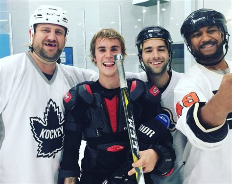 Justin Bieber spotted playing hockey at Toronto-area ice rink (PHOTOS) | Offside