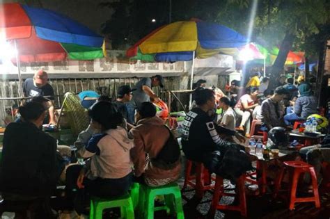 Patroli Polisi Temukan Masih Banyak Orang Nongkrong Di Jakarta