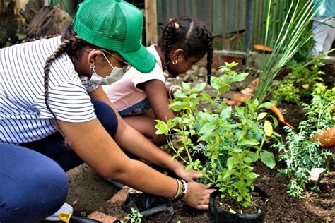 Niñas niños y jóvenes cartageneros defensores de la naturaleza de la