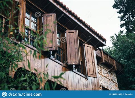 Persianas De Madera Abiertas Sobre Ventanas De Madera En Una Casa Turca