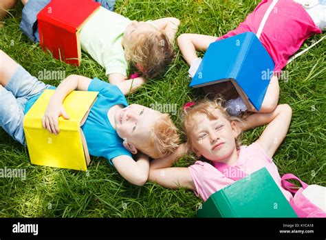 Kids reading books outside hi-res stock photography and images - Alamy