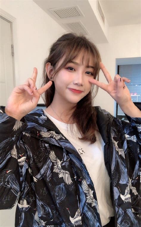 Hot girl 21 tuổi khoe ảnh mặt mộc kém lung linh nhưng bất ngờ lại được fan ủng hộ