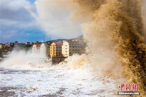 台风“烟花”逼近浙江沿海 掀起近30米惊涛巨浪 光明网