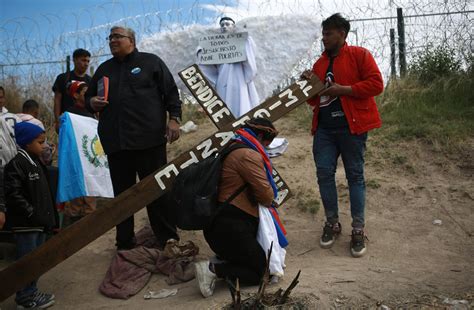 Migrantes Realizaron Un Viacrucis En La Frontera Entre M Xico Y Estados