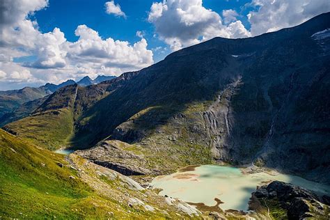 Danau Glasial Sandersee Di Bawah Pemandangan Gunung Grossglockner Cloud