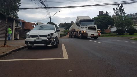 Carro e caminhão colidem na Rua Presidente Kennedy CGN O maior