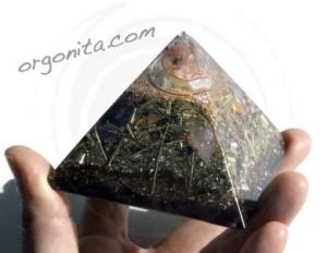 Piramide De Orgonita Con Amatista Cuarzos Blanco Y Rosa ORGONITAS