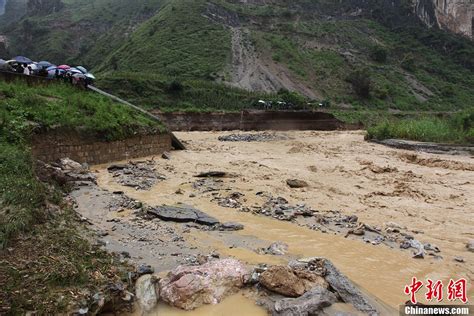 云南山洪泥石流冲断路桥 2车坠河致4人死7人失踪高清组图 搜狐滚动