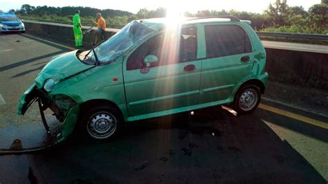 Auto despistó y chocó contra una baranda de hormigón La Semana Entre