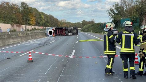 Sperrung Der A Gefahrgut Lkw Kippt Um Lange Staus