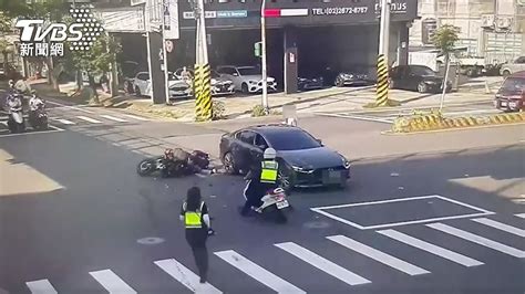 重機攔腰撞汽車 騎士當場「無呼吸心跳」 警消目擊及時救回一命│重機騎士│違規│左轉│tvbs新聞網