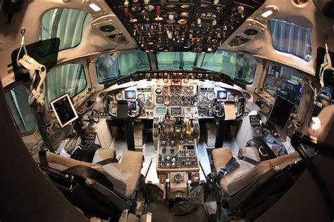 MD-80 Cockpit | Looks like an Apollo lunar module. Messy as … | Flickr