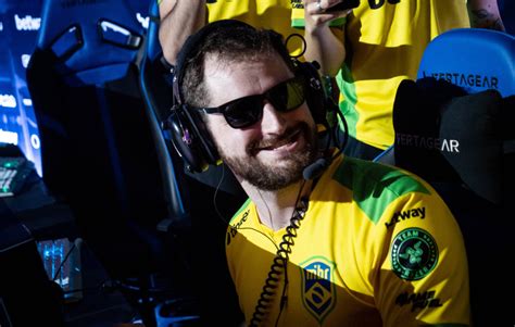 Cs Go Fallen Canta Down Below Ao Vivo Durante Jogo Da Mibr Millenium