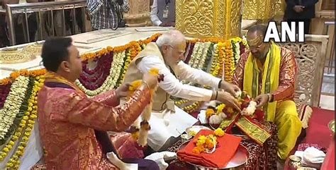 गुजरात में सोमनाथ मंदिर के दर्शन करने पहुंचे प्रधानमंत्री नरेंद्र मोदी