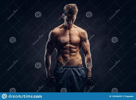 Hombre Descamisado Hermoso Con El Pelo Elegante Y Cuerpo Muscular Del