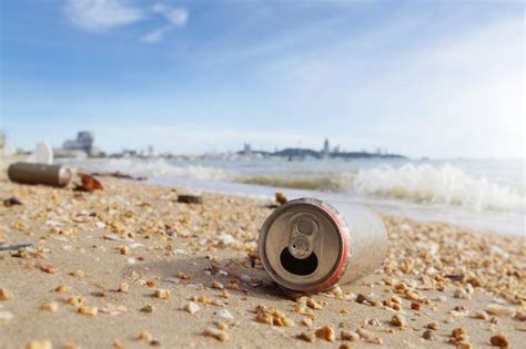 Botes de basura que quedaron en la playa provocan contaminación a los