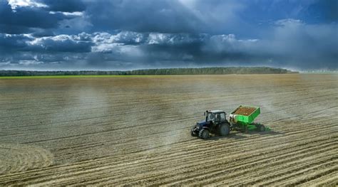 Tratores Trabalhando Em Um Campo Que Cultiva O Solo Pronto Para O