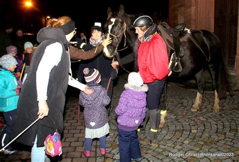 Martinshörnchen Glühwein gereicht Feierliche Martinsandacht in