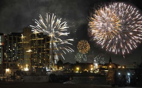 The World Celebrates New Years Eve Wander