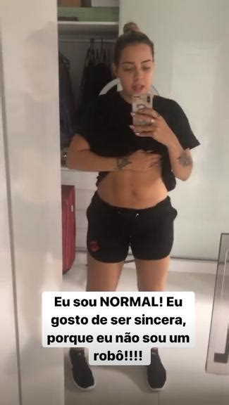 Carol Dantas levanta a blusa e mostra corpo real menos de 6 meses após