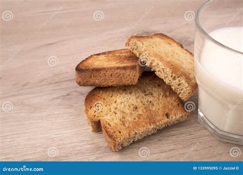 Rebanadas Tostadas Del Pan Con La Corteza Curruscante Del Apetito Y El