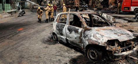 Scontri Fra Ind E Musulmani Morti E Feriti Sangue A New Delhi