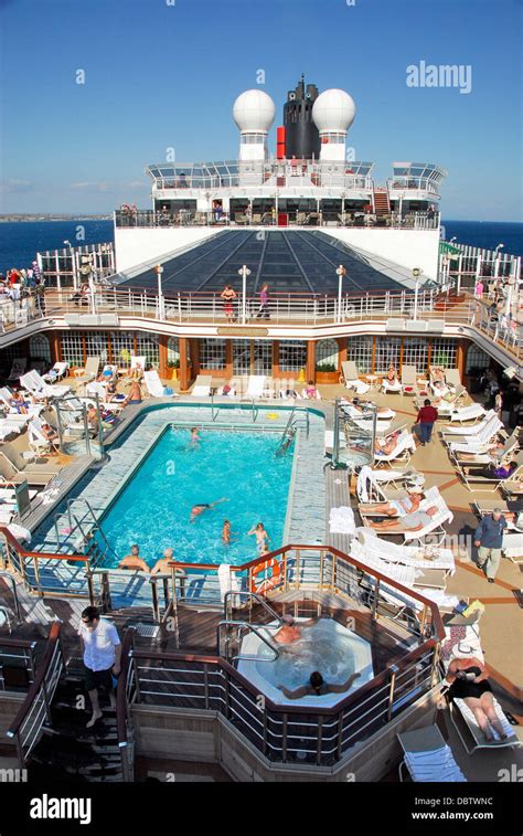 Swimming Pool On The Cunard Line Queen Elizabeth Ship Stock Photo Alamy