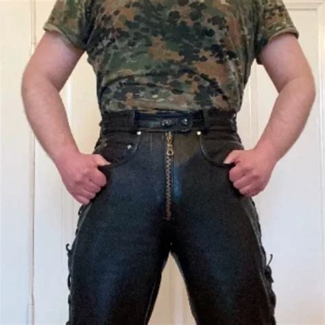 Gepumpte gepiercte MILF wurde in ihre beringten Muschi Strümpfe gefickt