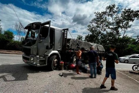 Acidente entre caminhão e moto deixa uma vítima ferida em Coronel