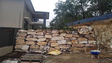 Large Rock Retaining Walls Rock Retaining Wall Builder Gold Coast And Brisbane