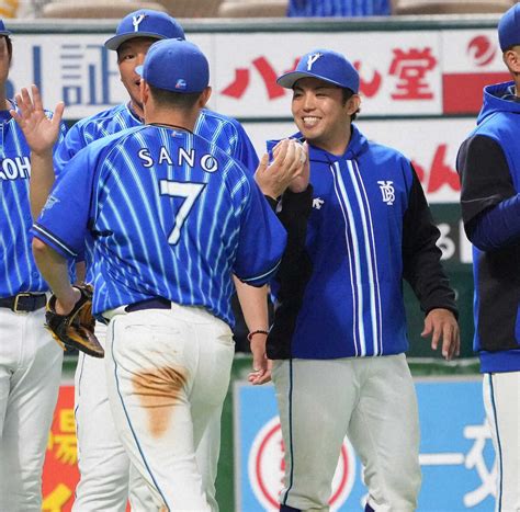 ＜ソ・d＞6勝目を挙げた東は佐野（左）からウイニングボールを受け取り笑顔（撮影・岡田 丈靖） ― スポニチ Sponichi Annex 野球