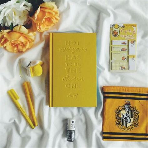 Imagen De Book Yellow And Hufflepuff Hufflepuff Hufflepuff Pride Hufflepuff Aesthetic