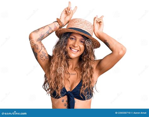 Joven Hispana Con Tatuaje Usando Bikini Y Sombrero De Verano Posando Graciosa Y Loca Con Los