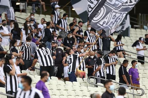 Cear Reencontra Torcida Ap S Mais De Um Ano Jogando Sem P Blico No