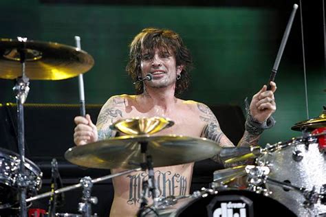 Tommy Lee exalta próximo disco do Mötley Crüe e promete que é uma