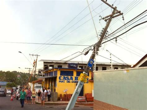 G1 Vendaval causa destelhamentos de casas e derruba árvores em