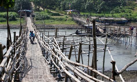 Jembatan Bambu Darurat Antara Foto