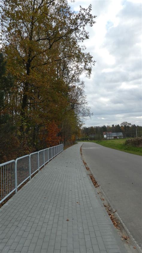 Nowe ścieżki pieszo rowerowe przy drogach powiatowych Powiat dąbrowski